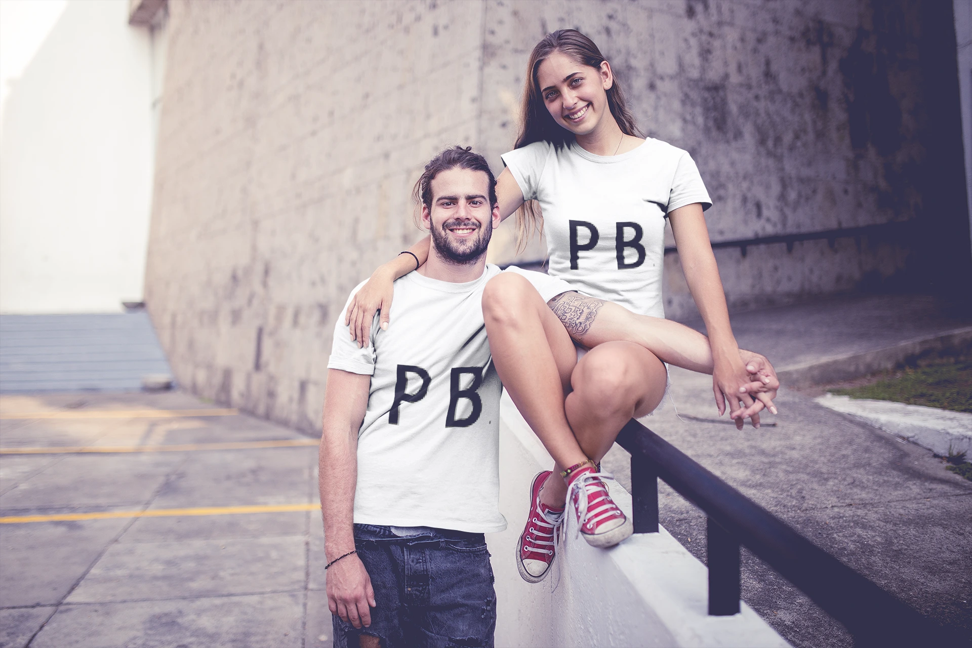 Pareja joven sonriente se apoya en una barandilla urbana, reflejando complicidad y equilibrio. La escena ilustra el mensaje central: deja de luchar en tus relaciones.